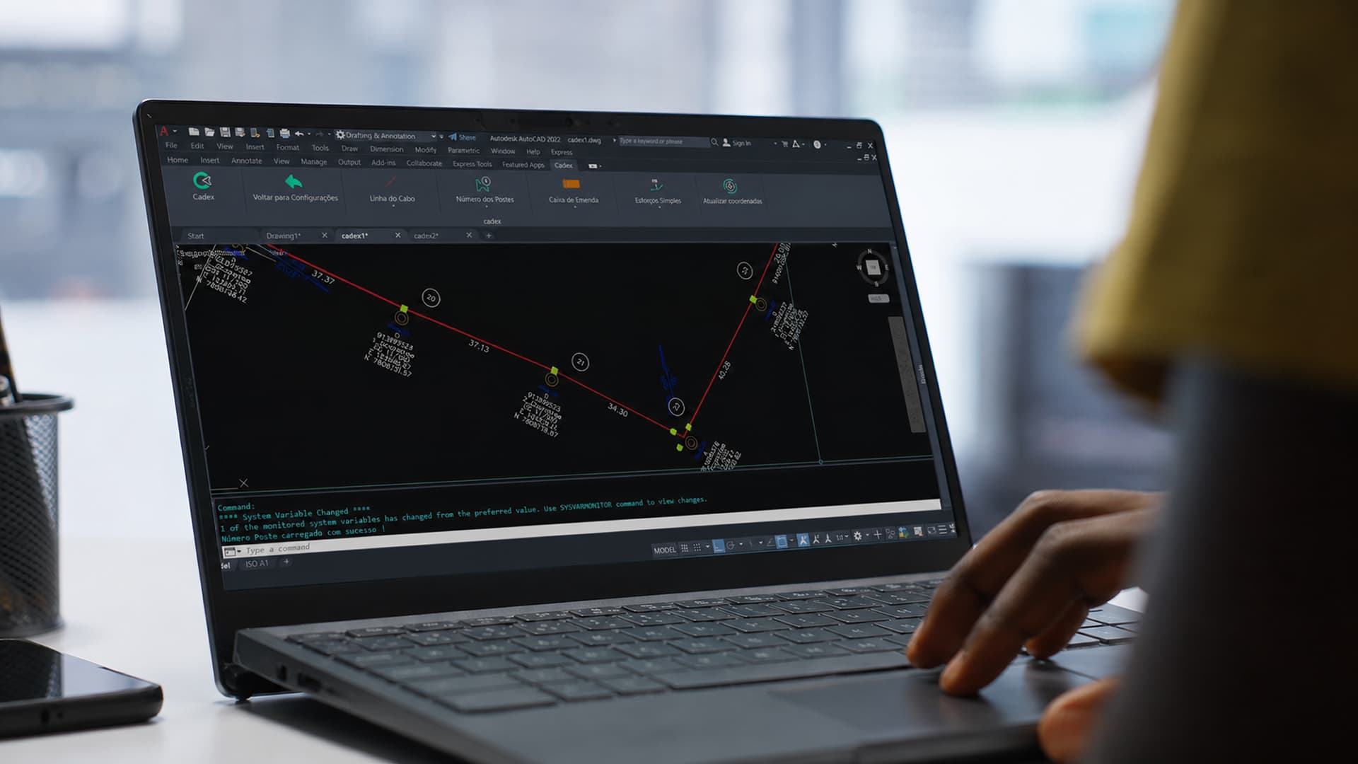 Interface do Plugin Cadex no AutoCAD com mapa georreferenciado de compartilhamento de postes